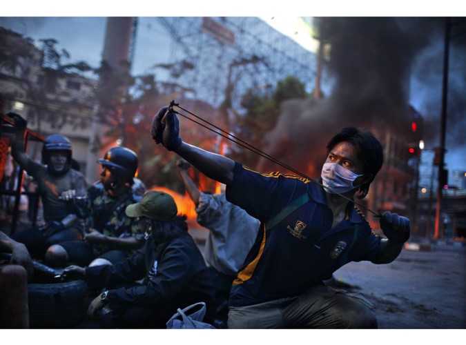 Corentin Fohlen z agencji Fedephoto, druga nagroda w kategorii 'wydarzenia w zbliżeniu - fotoreportaż'. Zdjęcie wykonane podczas antyrządowych protestów w stolicy Tajlandii, Bangkoku