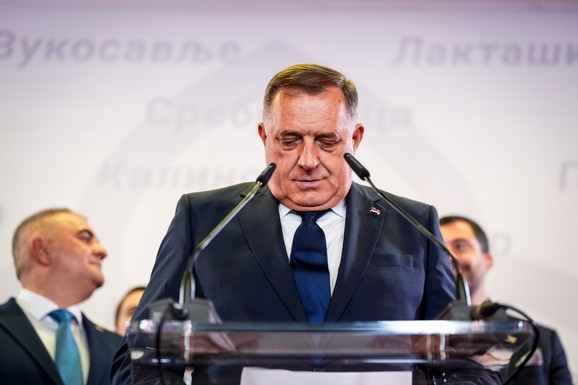 "ŠTA TEBE BRIGA, VOZI!" Dodik se žestoko posvađao sa novinarom BHRT: "VRATI MIKROFON!"