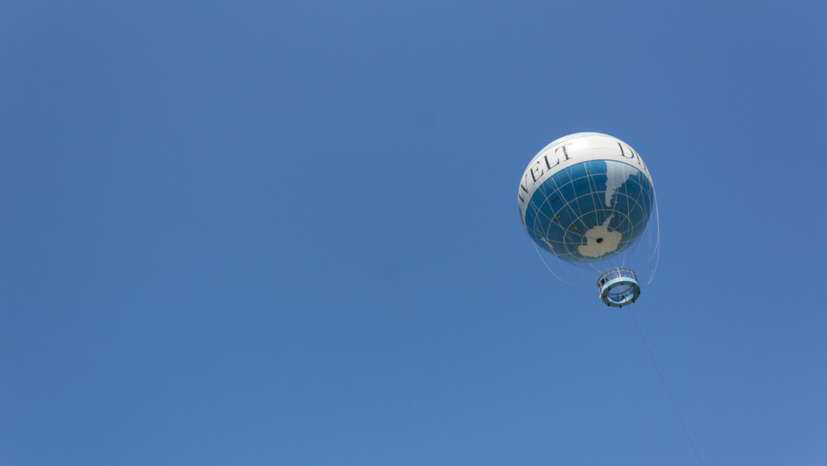 W wielu miastach jedną z atrakcji turystycznych jest lot balonem. Zwykle turyści chętnie z niej korzystają, bo dzięki niej nie tylko mogą pokonać ewentualny lęk wysokości, ale również zrobić wspaniałe zdjęcia z lotu ptaka. Kiedy jednak wiatr wzbierze na sile, może zrobić się tak niebezpiecznie jak na poniższym wideo.