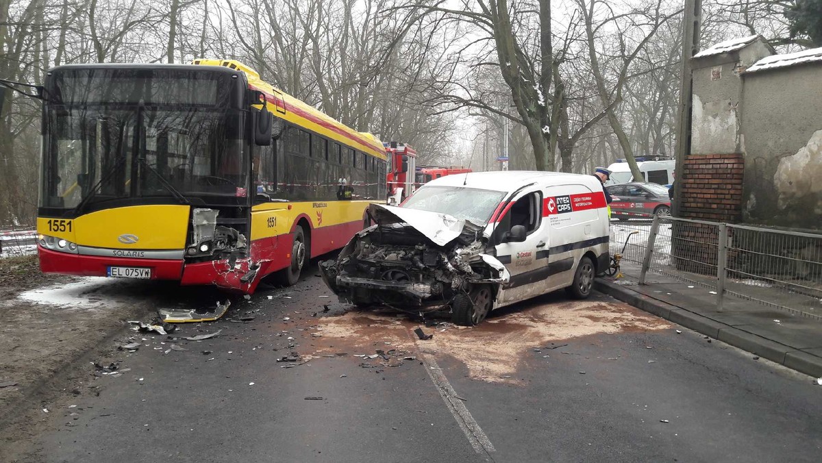 Około 9 rano, na ulicy Okólnej doszło do wypadku, w którym poszkodowanych zostało sześć osób,w tym ośmioletnie dziecko. Kierowca jadący samochodem osobowym, który wbił się w autobus miał w organizmie blisko pół promila alkoholu.