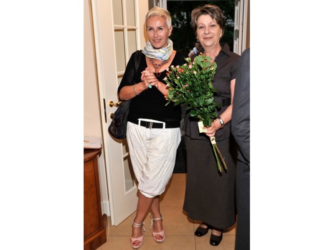 W wydaniu Kory nawet czerń i biel nie stanowią nudnego połączenia - m.in. dzięki modnemu krojowi spodni