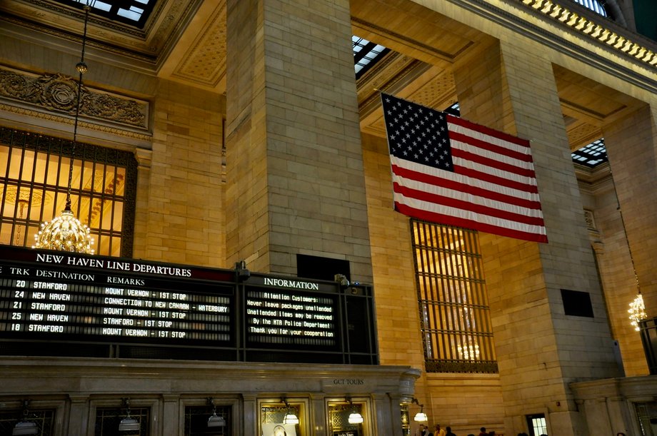 Po zamachach z 11 września w hali głównej Grand Central Station zawieszono wielką flagę USA. 