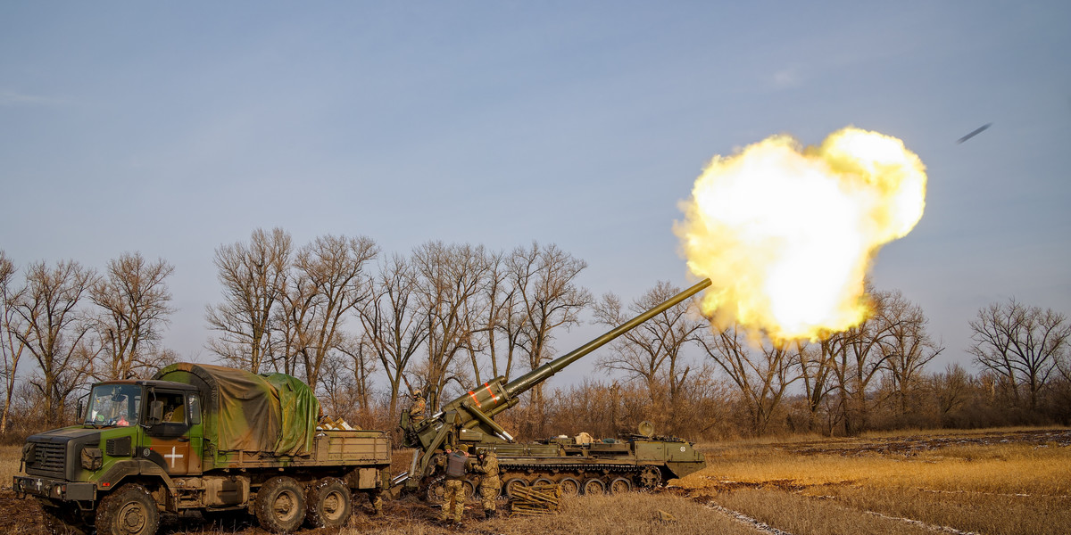 Ukraińska artyleria na pozycji pod Bachmutem
