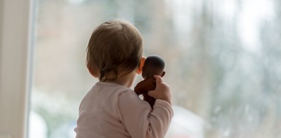 Zziębnięty 2,5-latek błąkał się po ulicach w samej piżamie. To, co wtedy robiła matka, szokuje