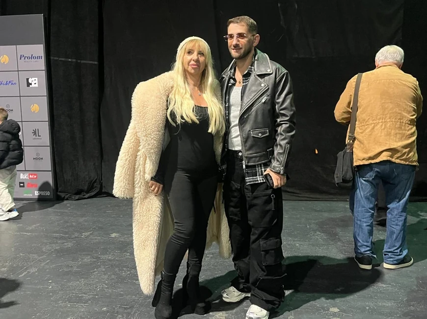 "Ako uđe u Elitu odreći ću se mame!" Pevač javno zapretio, a ona mu odgovorila: "Potpiši da ne želiš majku!"