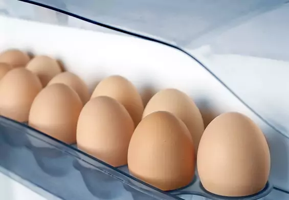 Nie trzymaj jajek na drzwiach lodówki. Szczególnie teraz, kiedy brakuje ich w sklepach