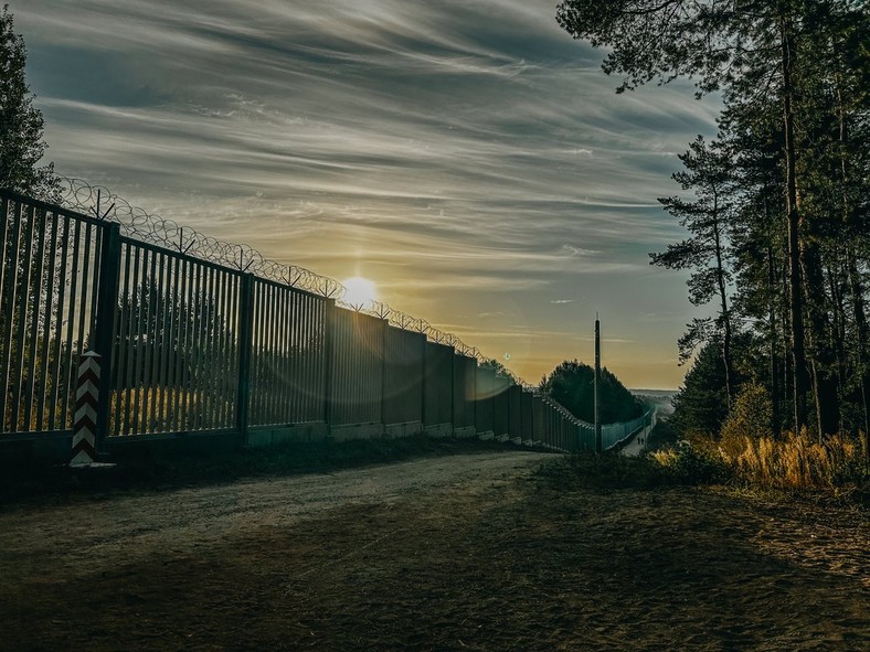 Płot na granicy polsko-białoruskiej. mierzy 186 km długości i 5,5 m wysokość. Jego budowa kosztowała 1,6 mld zł. Fizyczną zaporę uzupełnia system kamer i czujników.