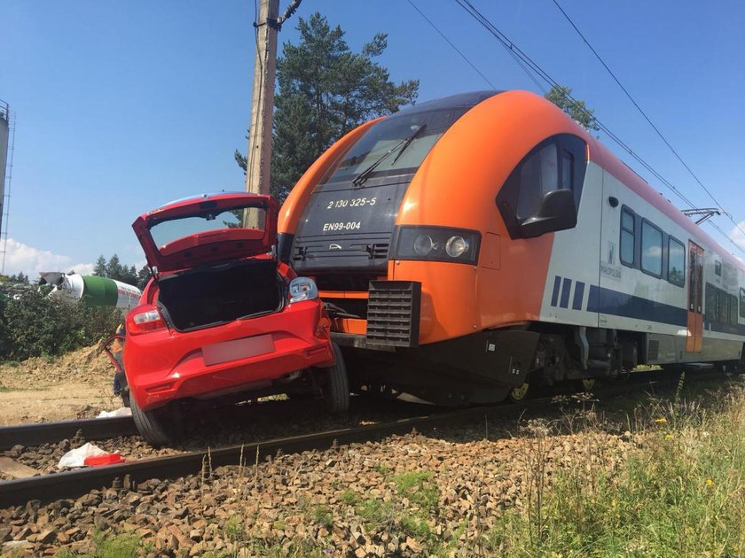 Pociąg staranował auto z kursantką. Wstrząsające nagranie