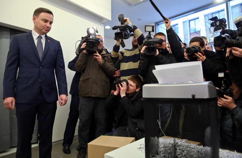 - Młodzi i nie tylko, będą tutaj przychodzić, by ocenić pięć lat prezydentury Bronisława Komorowskiego, o której teraz słyszymy, że była prezydenturą zgody. Te eksponaty pokazują jej rzeczywisty wymiar - mówił jeszcze kilka dni temu Andrzej Duda, kandydat PiS na prezydenta. - Nawet ja nie pamiętałem o niektórych "niedziałaniach" prezydenta – dodawał, rozglądając się po sali.