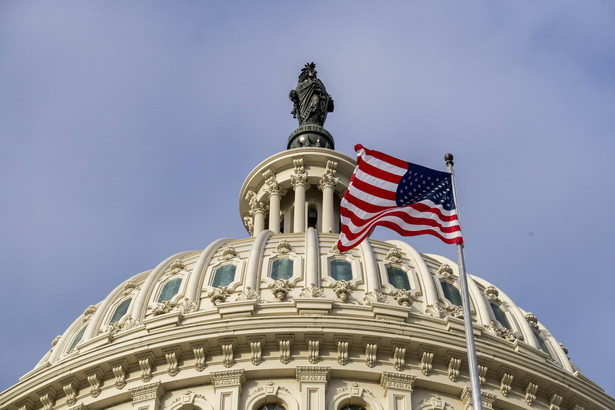 W Georgii we wtorek odbyła się dogrywka wyborów do Senatu USA, ponieważ w wyborach 3 listopada żaden z kandydatów nie zdobył 50 proc. głosów. Zdobycie obu miejsc przez Demokratów oznaczałoby przejęcie przez tę partię od Republikanów kontroli nad izbą wyższą Kongresu Stanów Zjednoczonych.