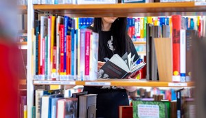 Žena u biblioteci, ilustracija