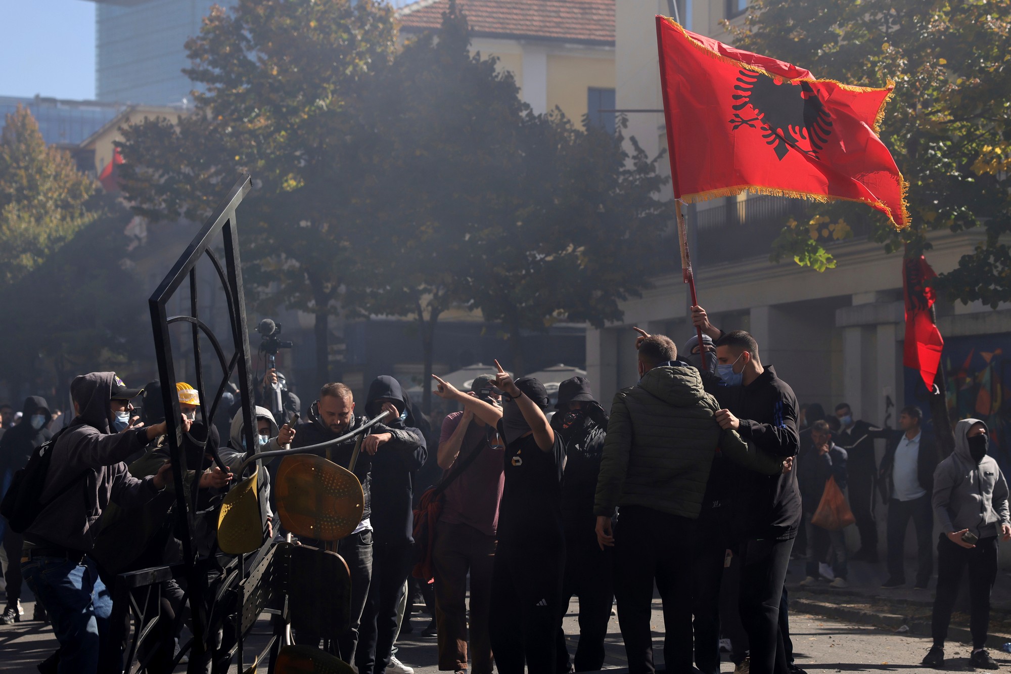 Masové protesty študentov v Albánsku prerástli do celonárodnej krízy, ulice zaplavili tisíce ľudí.