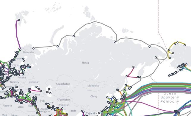 Dwie fioletowe nitki w lewym górnym rogu mapy to światłowody łączące kontynent ze Svalbardem. Szare kreski przy północnej granicy Rosji przedstawiają natomiast światłowód "Ekspres Polarny", którego kładzenie rozpoczęło się w zeszłym roku. 