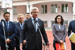 Warszawa, 21.05.2019. Prezydent Warszawy Rafał Trzaskowski (L), prezydent Poznania Jacek Jaśkowiak (C), prezydent Białegostoku Tadeusz Truskolaski (2L), prezydent Gdańska Aleksandra Dulkiewicz (2P) i prezydent Lublina Krzysztof Żuk (P) podczas konferencji prasowej Unii Metropolii Polskich, 21 bm. w Warszawie. Konferencja dotyczyła ubiegania się o zwrot kosztów poniesionych przez samorządy w związku z deformą oświaty. 