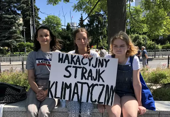 Inga Zasowska kontynuuje Wakacyjny Strajk Klimatyczny. Pod Sejmem pojawił się symbol zagłady