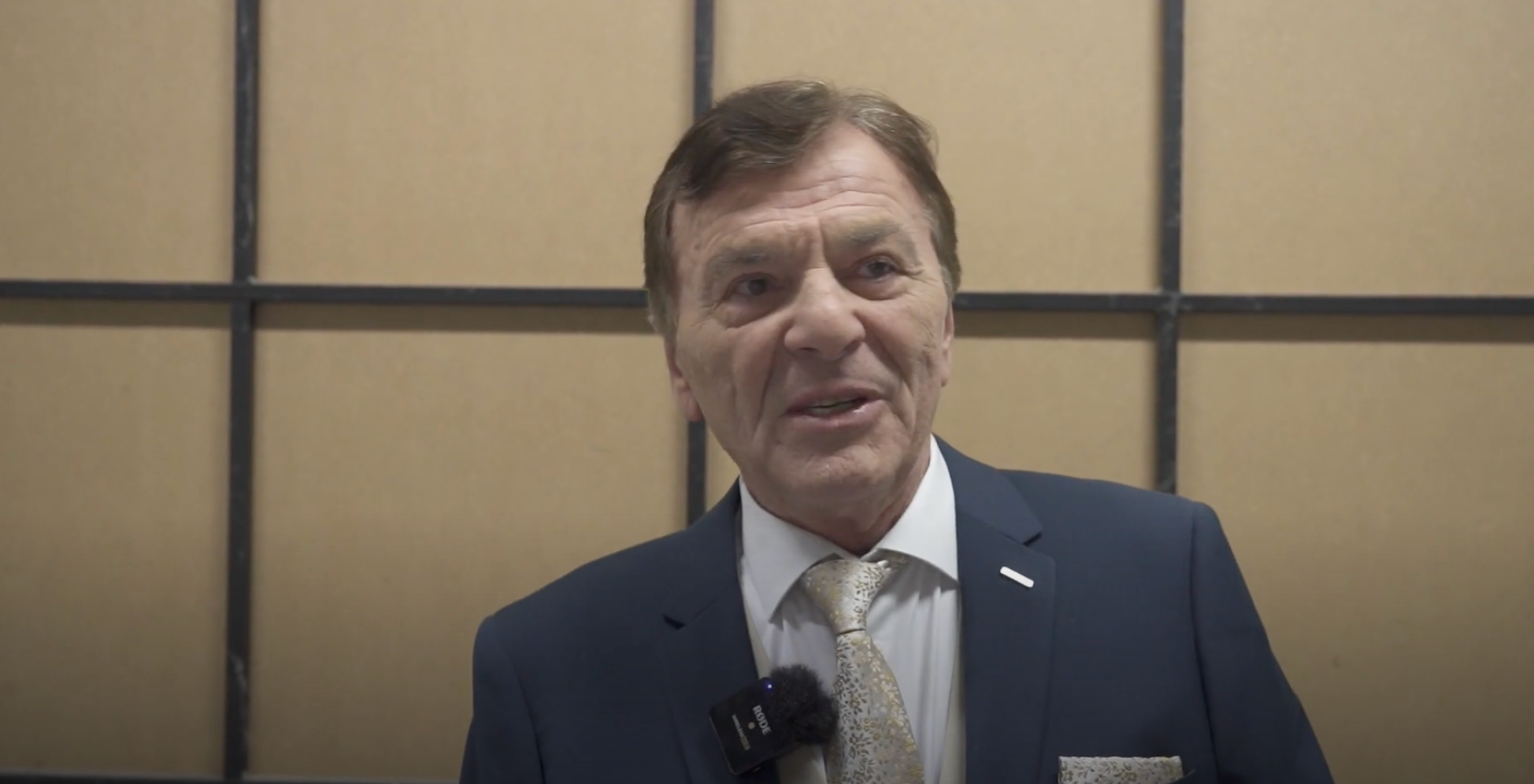 Vianočná epizóda talkšou Neskoro večer - Pavel Trávníček.