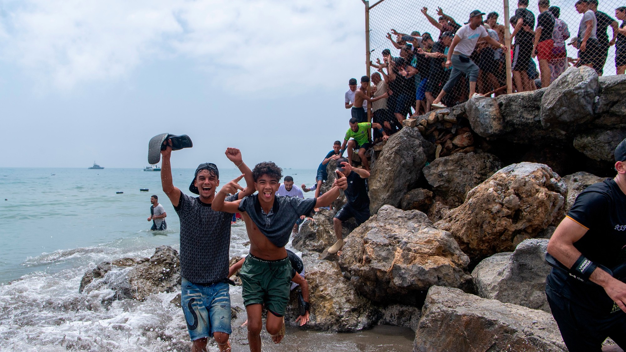 Tisíce migrantov prenikli do španielskej enklávy Ceuta. 