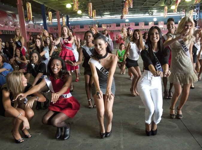 Kandydatki do tytułu Miss Universum w szkole samby