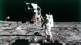 Ötvenkét éve ért célba az Apollo–11 legénysége: egy tollal indították be a holdkomp motorját