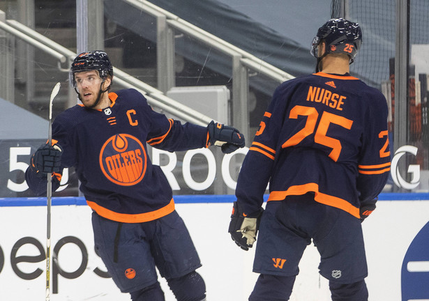 Hokeiści Edmonton Oilers (od lewej: Connor McDavid i Darnell Nurse)