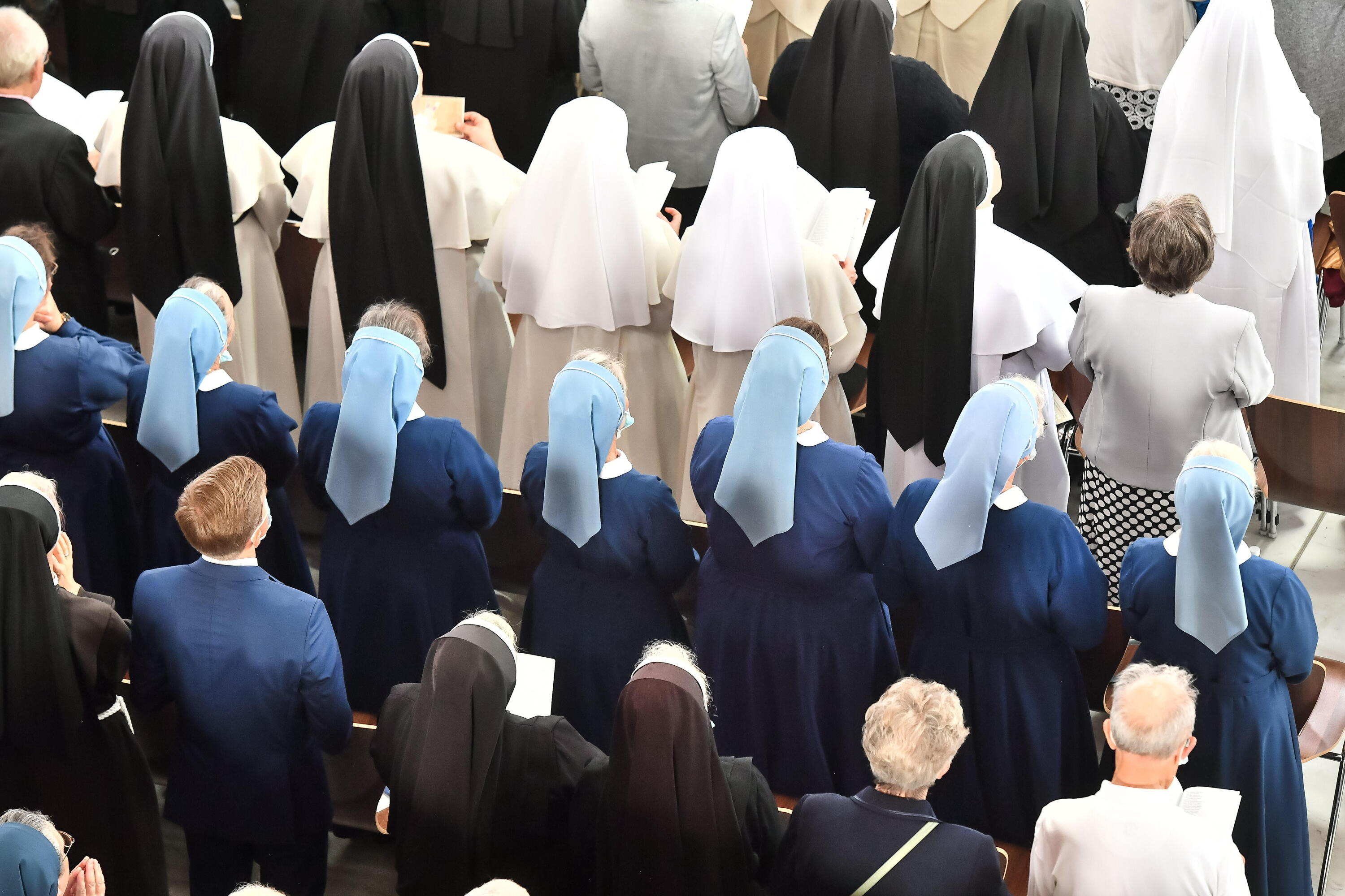 27 918 zakonników i zakonnic w Polsce. Mniszki: wiek 58,6 lat, tylko 15 nowicjuszek