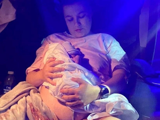 Porodila ju je rođena majka na zadnjem sedištu kola