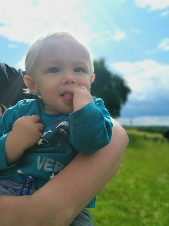 Hubert jeszcze nie rozumie, że z jego rączkami jest coś nie tak