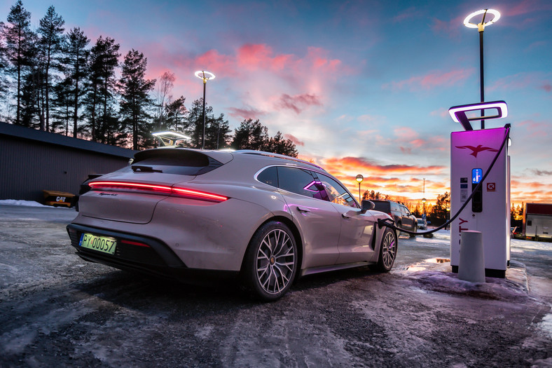 Porsche Taycan na zimowej wyprawie w Finlandii