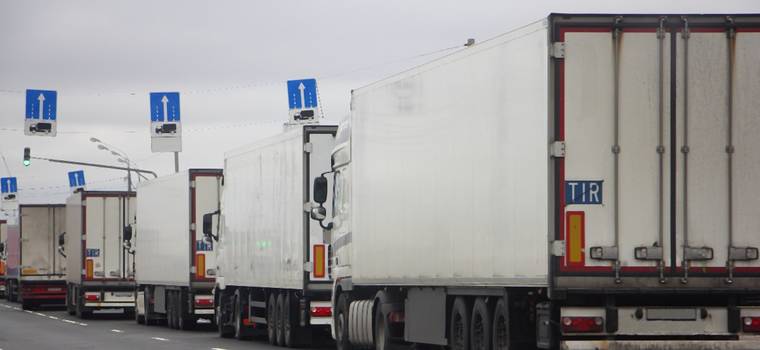 Polscy kierowcy ciężarówek nie mogą wrócić z Ukrainy. Nie działa system odpraw celnych