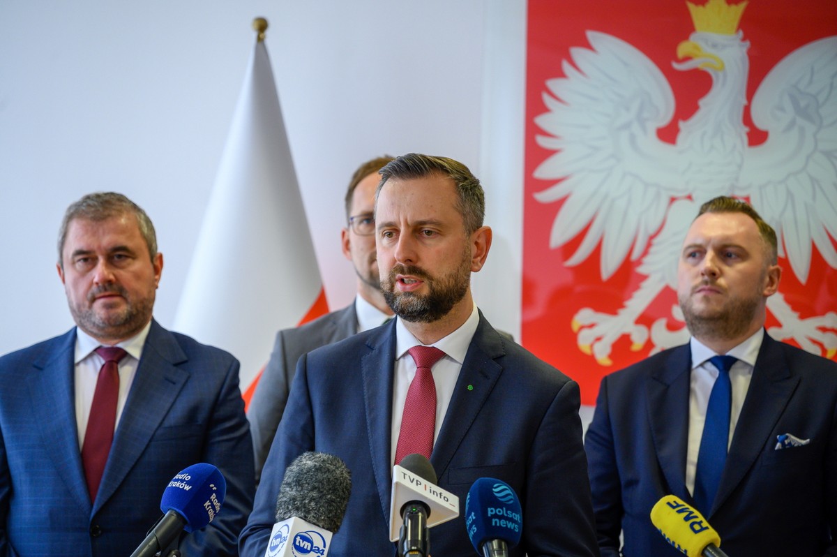 Tarnów, 30.09.2024. Wicepremier, minister obrony narodowej Władysław Kosiniak-Kamysz (C), wiceminister funduszy i polityki regionalnej Konrad Wojnarowski (P) oraz wiceminister infrastruktury Stanisław Bukowiec (L) podczas konferencji prasowej po spotkaniu z samorządowcami w Tarnowie, 30 bm. (pt/amb) PAP/Paweł Topolski