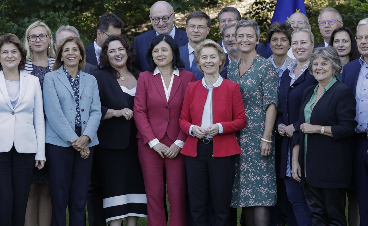 Ursula von der Leyen i kandydaci na komisarzy