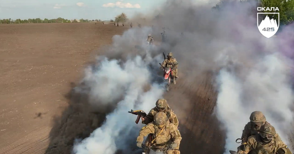 Ukraińska armia rusza do szturmu na motocyklach! Motokawaleria ze „Skały” pokazuje video.