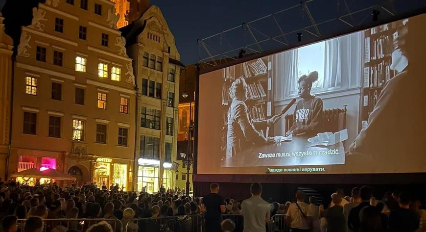 Pokazy filmowe w Rynku cieszą się wielką popularnością wśród wrocławian i turystów