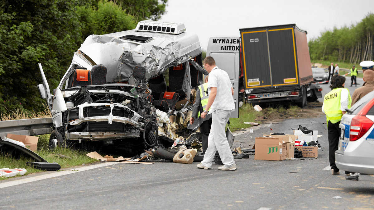 Pęknięcie opony w samochodzie ciężarowym nie przyczyniło się do czerwcowego wypadku w Chrzczonowicach (łódzkie), gdzie w wyniku czołowego zderzenia się TIR-a z busem zginęło osiem osób, a 10 zostało rannych.
