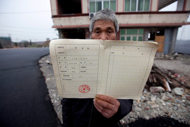 Dom na środku drogi w Wenling w Chinach