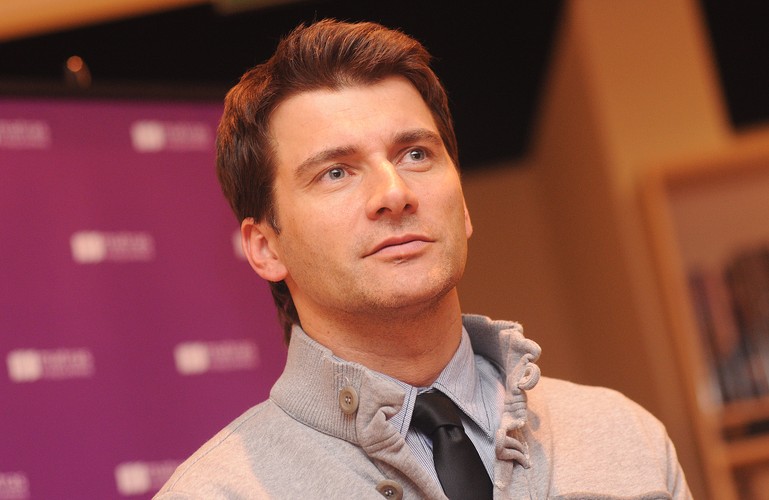 <b>Tomasz Kammel</b>
<br>
<br>
Założona w 2001 roku przez znanego prezentera telewizyjnego i jego znajomą Ewę Wróbel firma szkoleniowa Sparrow została rozwiązana w 2013 roku.
<br>
<br>
Chętnych na szkolenia nie było po tym, jak w 2009 roku 'Puls Biznesu' ujawnił, że Katarzyna Niezgoda jako wiceprezes Banku BPH, a potem członek zarządu Pekao zlecała usługi szkoleniowe warte miliony złotych spółce związanej z Kammelem, jej życiowym partnerem.