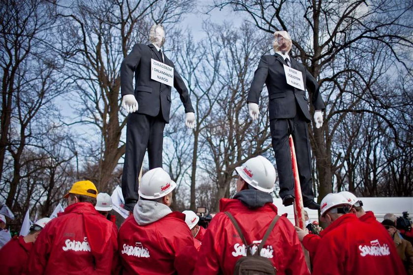 O fuj! Związkowcy przynieśli przed Sejm... FOTO