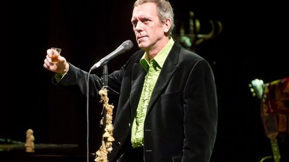 Hugh Laurie napisał na swoim Twitterze, że rosyjska wódka nadaje się jedynie do czyszczenia piekarników i że zaleca picie polskich gatunków tego mocnego trunku. Wszystko w kontekście igrzysk w Soczi.