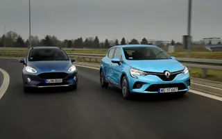 Clio kontra Fiesta – lepsza pełna czy miękka hybryda?