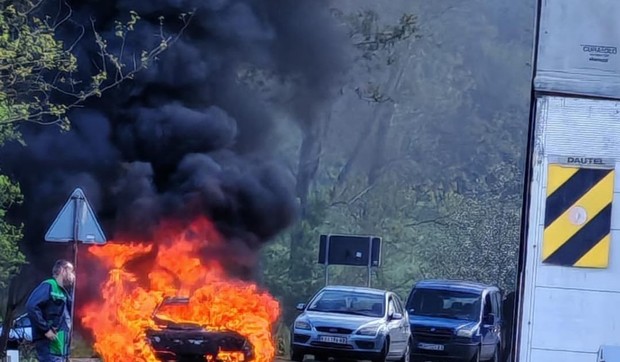 Automobil potpuno izgoreo kod Kruševca