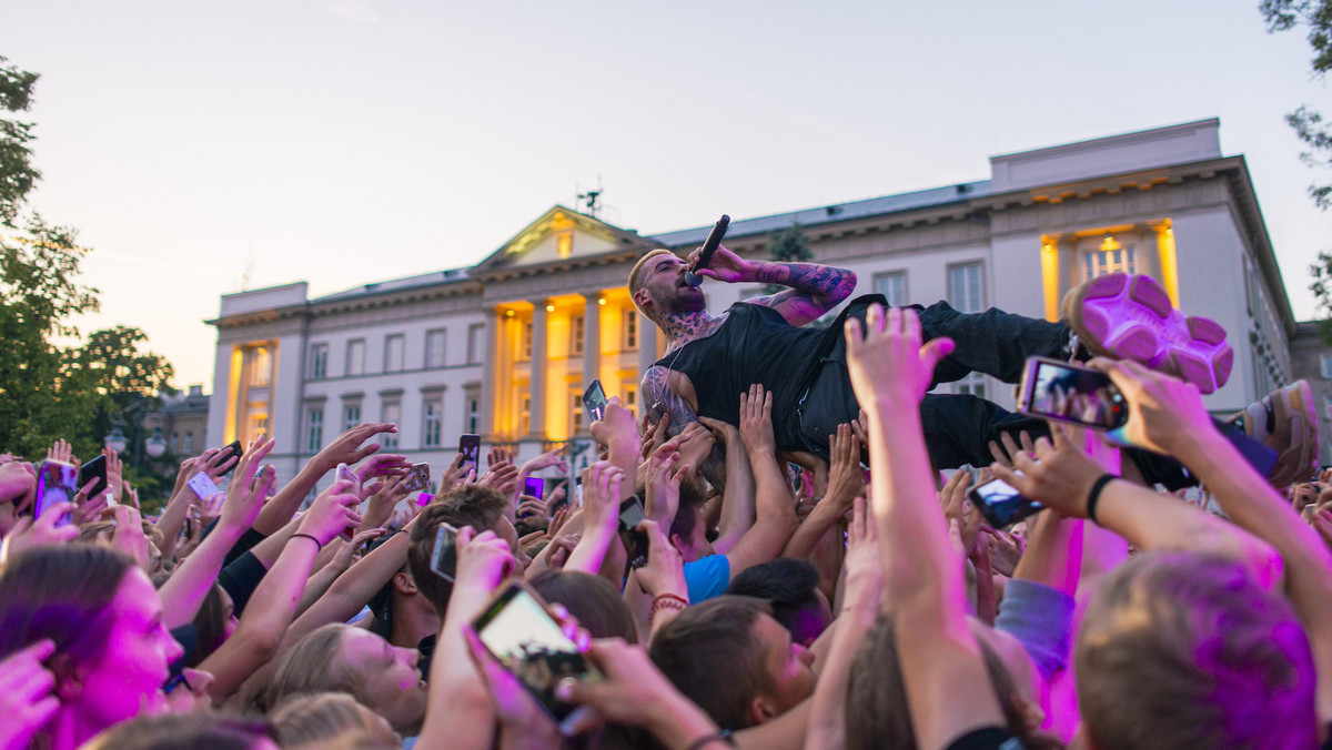 Koncertem w Radomiu rozpoczęła się trasa Red Bull Music Presents: Quebonafide On Tour. Tysiące ludzi, niesamowita atmosfera, wyjątkowa scenografia i nieposkromiona energia rapera Quebonafide, która porwała tłum na półtorej godziny, przemieniły miasto w stolicę rapu. To był pierwszy z ośmiu przystanków. Kolejnymi będą: Tarnów, Częstochowa, Sosnowiec, Piotrków Trybunalski, Bydgoszcz, Słupsk i Szczecin.