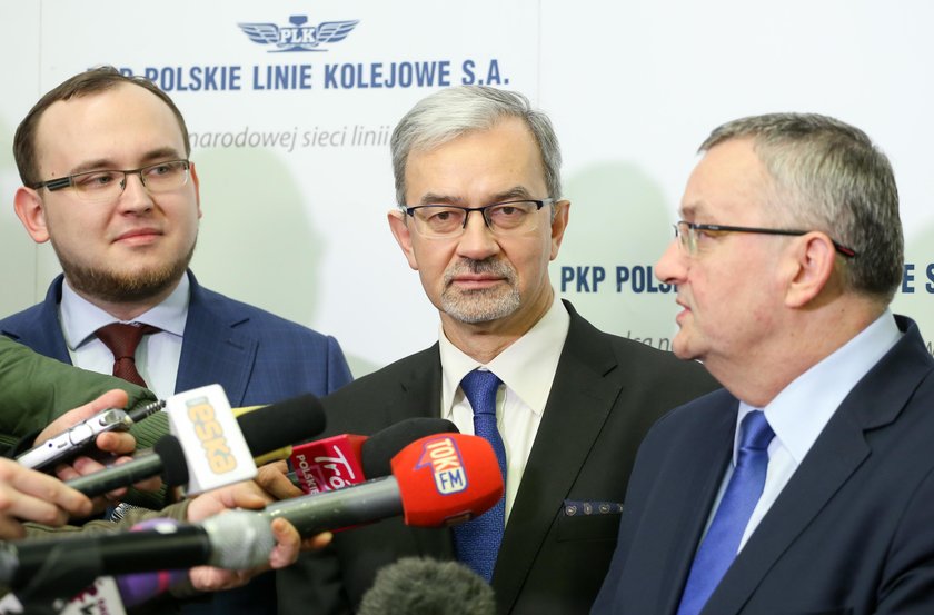 Na podpisaniu umowy byli między innymi minister infrastruktury Andrzej Adamczyk i minister inwestycji i rozwoju Jerzy Kwieciński