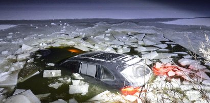 Kierowca wpadł porsche do zamarzniętego stawu