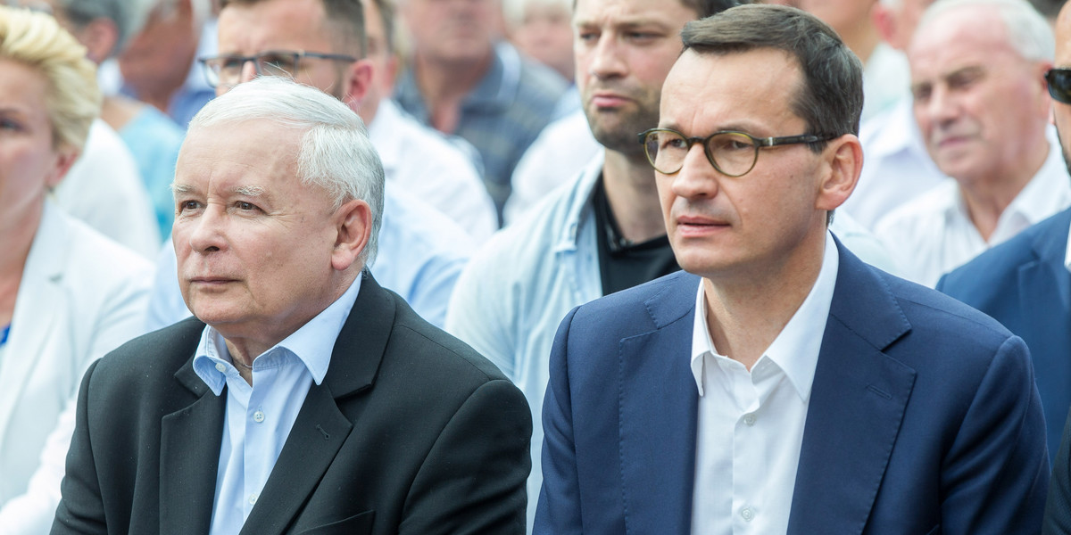 Premier Mateusz Morawiecki i prezes PiS  Jarosław Kaczyński przekazali w zeszłym roku darowizny. Będą mogli skorzystać z ulgi podatkowej. 