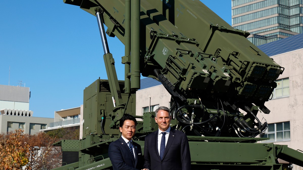 Japanski i australijski ministri odbrane Šinđiro Koizumi i Ričard Marls ispred jedinice patriota kod Ministarstva odbrane u Tokiju, Japan, 7. decembra 2025. 
