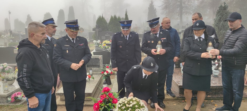 Strażacy odwiedzili groby swoich koleżanek i kolegów. Był czas na wspomnienia i zadumę