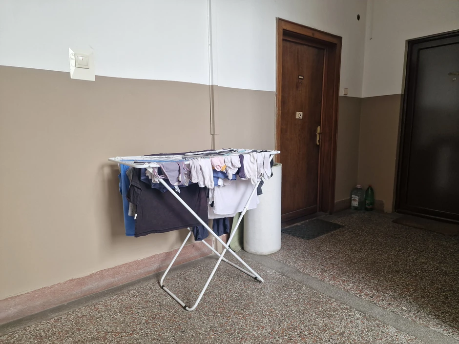 Komšije suše veš u hodniku