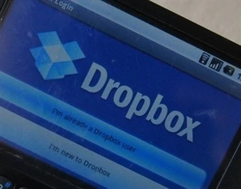 Dropbox współpracuje również z telefonami - dzielenie się plikami z tym narzędziem należy do przyjemności.