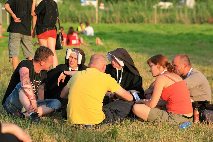 Przystanek Woodstock i Jezus. Księża i siostry zakonne ewangelizują woodstockowiczów