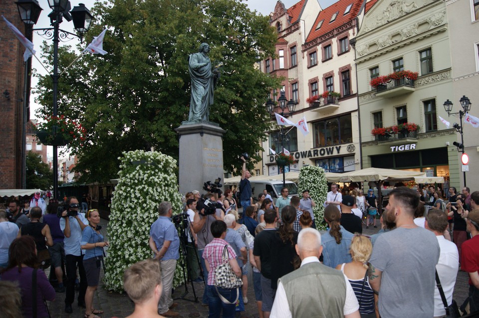 Torunianie protestowali przeciwko rasizmowi